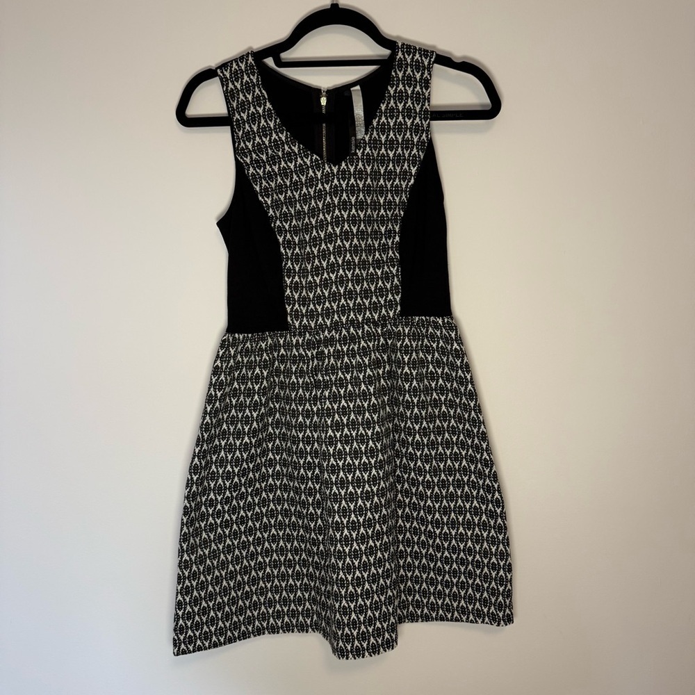 Kensie Elegant Black and White Patterned Dress Size XS